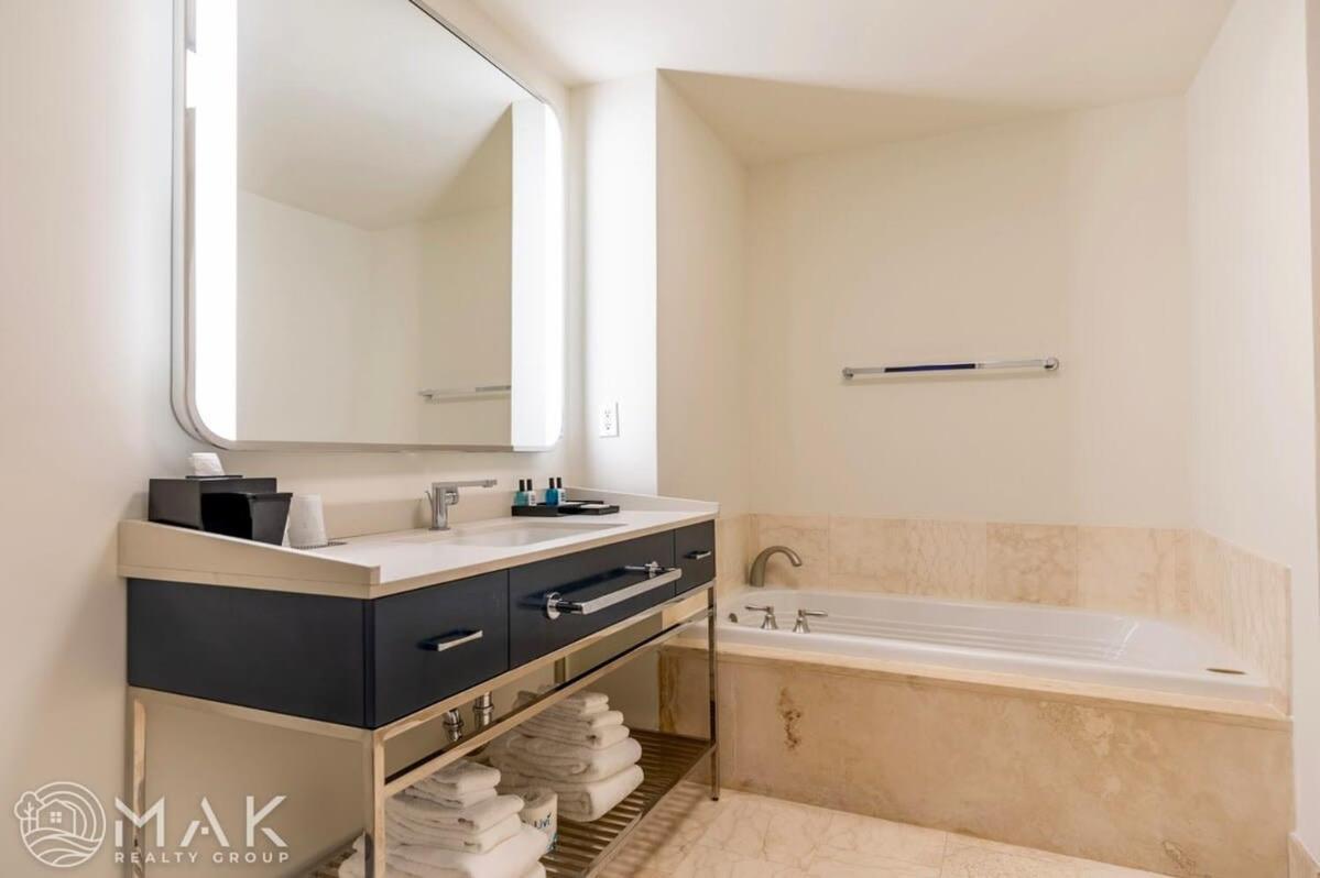 Fontainebleau Resort High Floor W Ocean Views ไมอามีบีช ภายนอก รูปภาพ